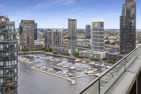 Best Views On Collins - St Kilda Accommodation 16