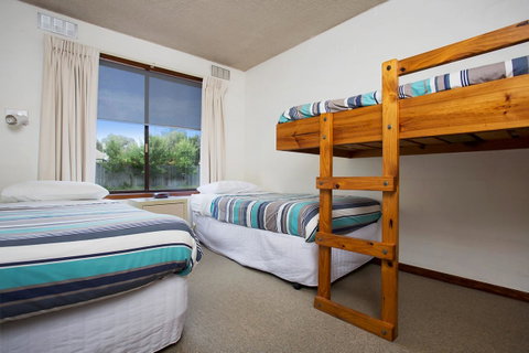 Eastern Beach Holiday Units - St Kilda Accommodation 6