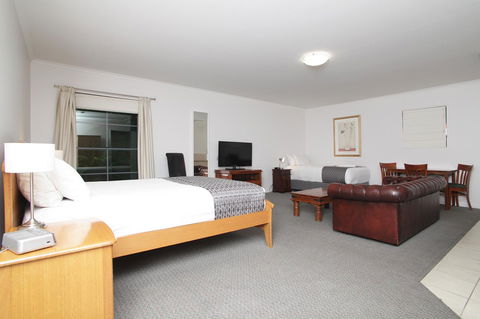 Quality Inn & Suites The Menzies - St Kilda Accommodation 10