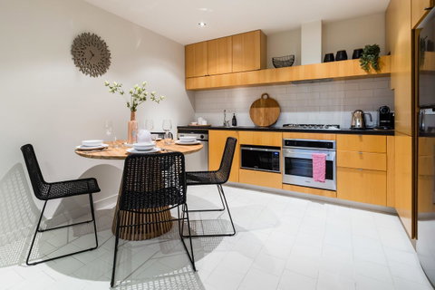Auguste, Melbourne CBD Private Accommodation With Parking - St Kilda Accommodation 9