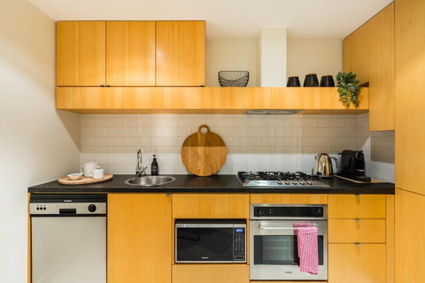 Auguste, Melbourne CBD Private Accommodation With Parking - St Kilda Accommodation 10