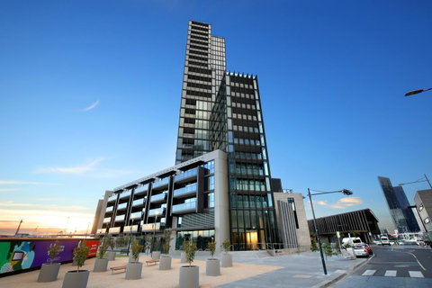 Orange Stay At Collins Wharf - St Kilda Accommodation 2