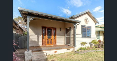 The Entertainer - Downtown Orange, Sleeps 11 - St Kilda Accommodation 1