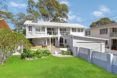 THE LAKE HOUSE - WiTH SWIMMING POOL - St Kilda Accommodation 0
