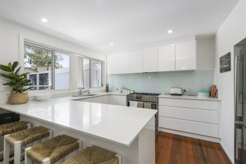 THE LAKE HOUSE - WiTH SWIMMING POOL - St Kilda Accommodation 3