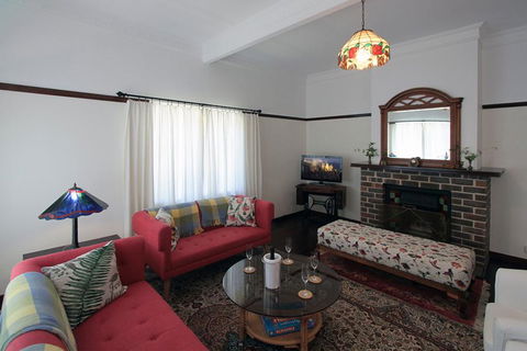 The Leura Mountain House - St Kilda Accommodation 1