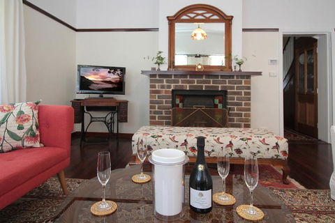 The Leura Mountain House - St Kilda Accommodation 2