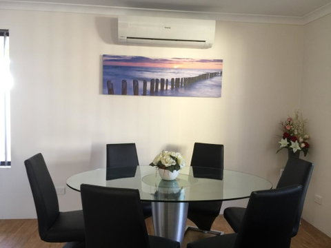 The Royal Dolphin Holiday Home - St Kilda Accommodation 3