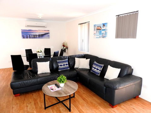 The Royal Dolphin Holiday Home - St Kilda Accommodation 0