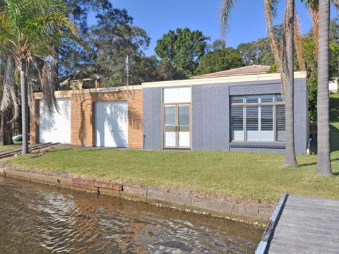 The Studio On The Lake @ Fishing Point, Lake Macquarie - Honestly Put The Line In And Catch Fish - St Kilda Accommodation 1