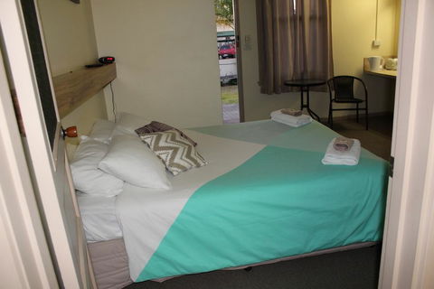 Tocumwal Hotel Motel (The Palms) - St Kilda Accommodation 0