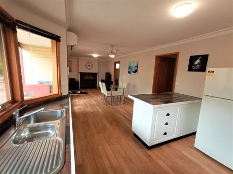 Treetops Hideaway - St Kilda Accommodation 3