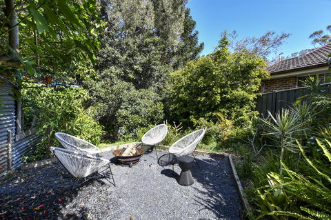 UMINA BEACH KOKOMO- Walk To The Beach, FAMILY And PET FRIENDLY Set Of 3 Vintage Original Holiday Flats & Vintage Caravan And Bat - St Kilda Accommodation 3