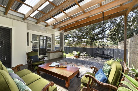 UMINA BEACH KOKOMO- Walk To The Beach, FAMILY And PET FRIENDLY Set Of 3 Vintage Original Holiday Flats & Vintage Caravan And Bat - St Kilda Accommodation 2