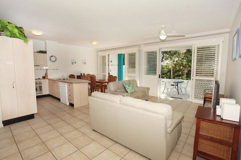 Unit 2, On The Park, 22 Frank Street Coolum Beach, 400 BOND, LINEN INCLUDED - St Kilda Accommodation 2
