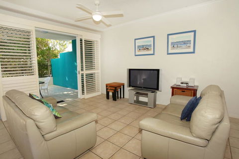 Unit 2, On The Park, 22 Frank Street Coolum Beach, 400 BOND, LINEN INCLUDED - St Kilda Accommodation 3