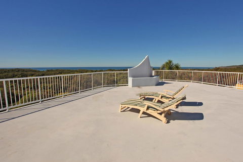 Unit 4, Coolum Sands Apartments, 34 First Avenue Coolum Beach, 400 BOND, LINEN SUPPLIED - St Kilda Accommodation 3