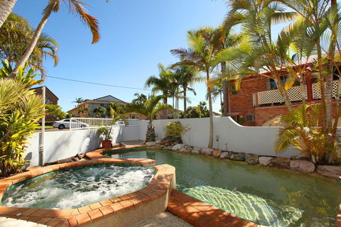 Unit 4, Coolum Sands Apartments, 34 First Avenue Coolum Beach, 400 BOND, LINEN SUPPLIED - St Kilda Accommodation 0