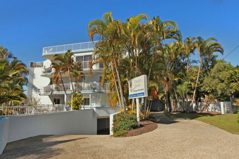 Unit 4, Coolum Sands Apartments, 34 First Avenue Coolum Beach, 400 BOND, LINEN SUPPLIED - St Kilda Accommodation 2