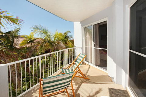 Unit 4, Coolum Sands Apartments, 34 First Avenue Coolum Beach, 400 BOND, LINEN SUPPLIED - St Kilda Accommodation 1