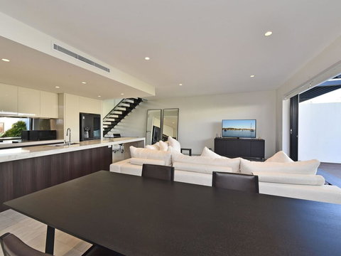 Villa Capri Waterside At Trinity Point - St Kilda Accommodation 3