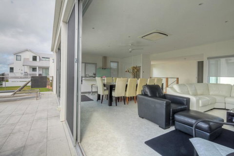 Villa Moyne - Located In A Quiet Cul De Sac And Designed For Beach Families - St Kilda Accommodation 3