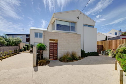 Villa Moyne - Located In A Quiet Cul De Sac And Designed For Beach Families - St Kilda Accommodation 0