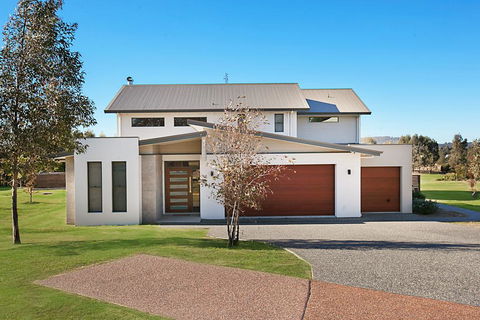 Vineyard Views - St Kilda Accommodation 0