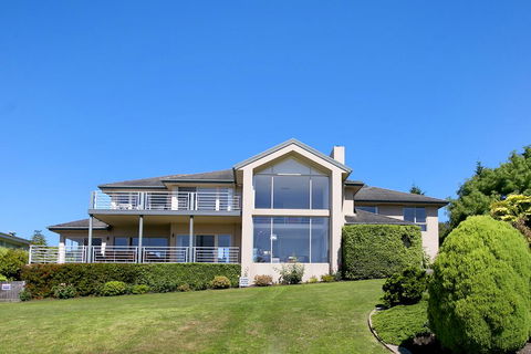 Vue De La Mer Luxury Family Retreat With Tennis Court, Pool, Spa, Water Views - St Kilda Accommodation 1