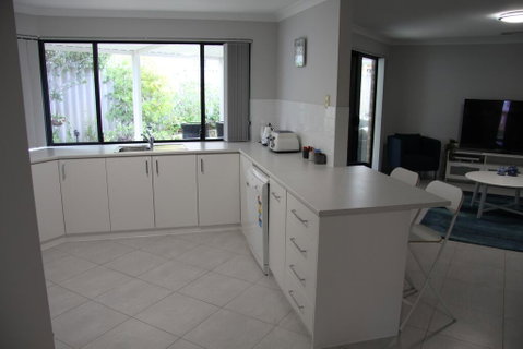 Warnbro Beach Family Accommodation - St Kilda Accommodation 2