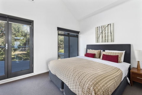 Beach And Reef - St Kilda Accommodation 6