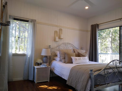 Lake Weyba Noosa Lodge & Kangaroos - St Kilda Accommodation 1