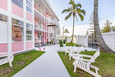 The Pink Hotel Coolangatta - St Kilda Accommodation 0