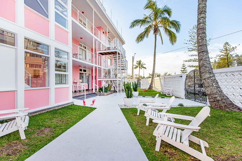 The Pink Hotel Coolangatta - St Kilda Accommodation 2