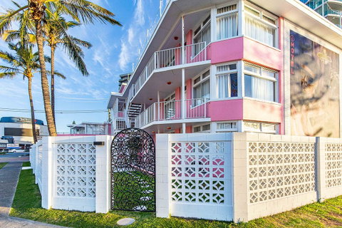 The Pink Hotel Coolangatta - St Kilda Accommodation 1