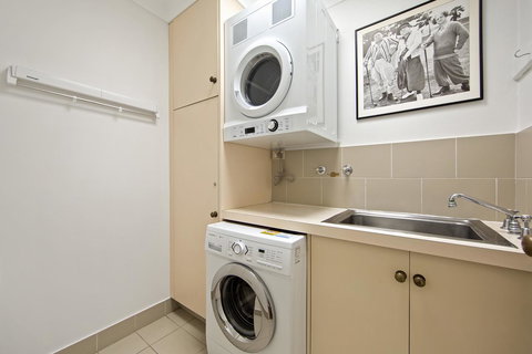 Montipora Unit 3 - In The Heart Of Airlie, Wi-fi And Netflix - St Kilda Accommodation 9