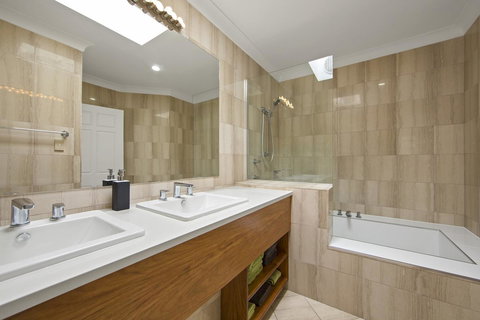 Montipora Unit 3 - In The Heart Of Airlie, Wi-fi And Netflix - St Kilda Accommodation 8