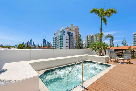 Qube Broadbeach Ocean View Apartments - St Kilda Accommodation 13