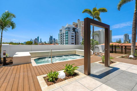 Qube Broadbeach Ocean View Apartments - St Kilda Accommodation 12