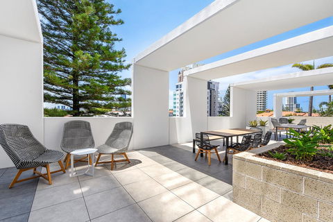 Qube Broadbeach Ocean View Apartments - St Kilda Accommodation 4