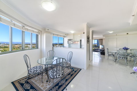 The Meriton Apartments On Main Beach - St Kilda Accommodation 15