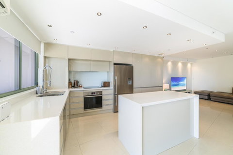 The Meriton Apartments On Main Beach - St Kilda Accommodation 9