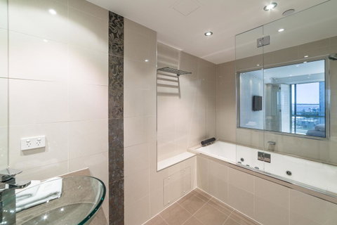 The Meriton Apartments On Main Beach - St Kilda Accommodation 8