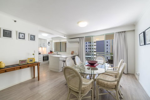 The Meriton Apartments On Main Beach - St Kilda Accommodation 2