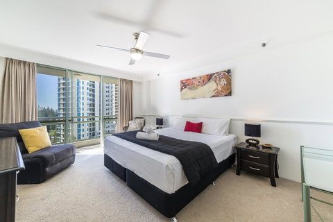 The Meriton Apartments On Main Beach - St Kilda Accommodation 1