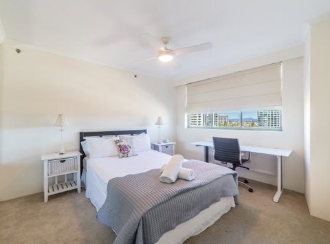 The Meriton Apartments On Main Beach - St Kilda Accommodation 11