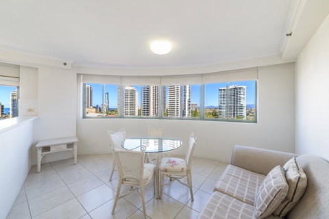 The Meriton Apartments On Main Beach - St Kilda Accommodation 4
