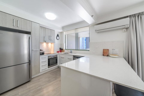 The Meriton Apartments On Main Beach - St Kilda Accommodation 12