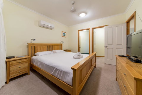 Paradise Penthouse At Waves - Airlie Beach - St Kilda Accommodation 12