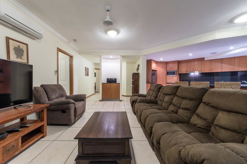 Paradise Penthouse At Waves - Airlie Beach - St Kilda Accommodation 8